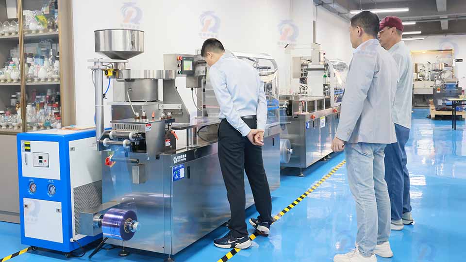 客戶來訪 DPP-180Pro多功能泡罩包裝機